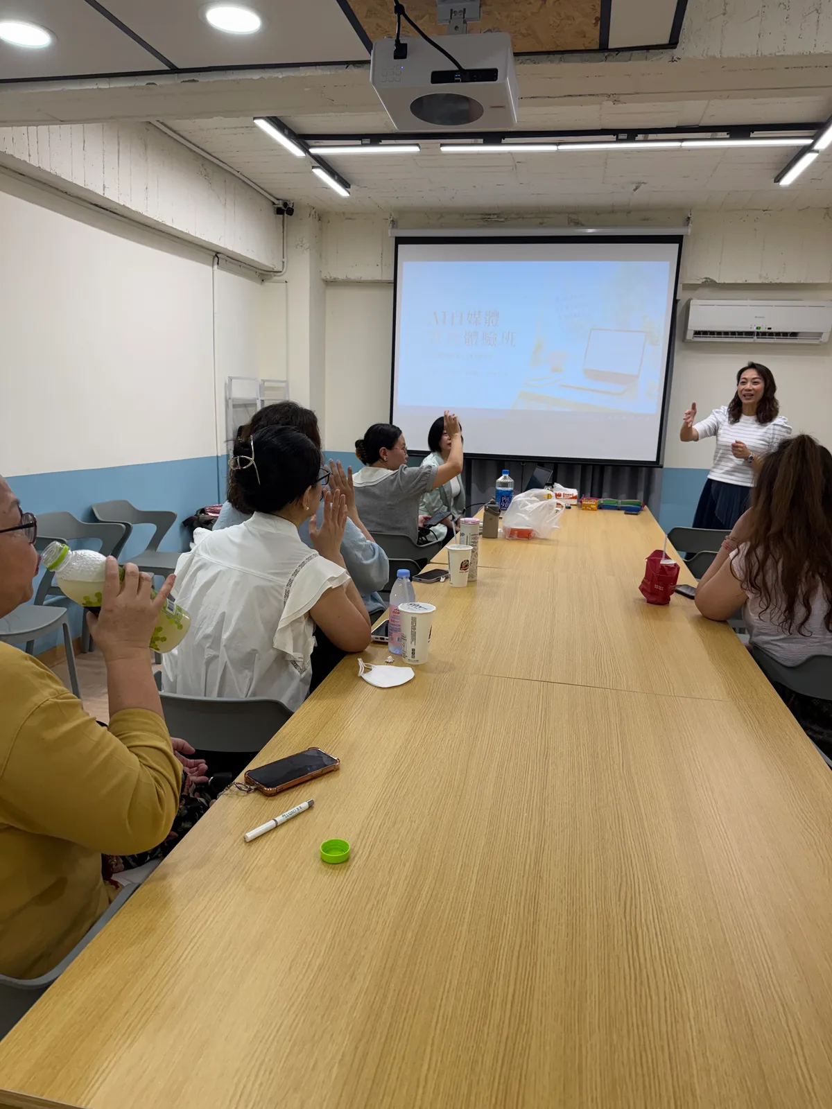另一場實體課程中講師與學員互動